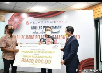 ABDUL Latiff Ahmad (tengah) menyempurnakan penyampaian sumbangan untuk program Celik al-Quran kepada Mohd. Nizar Sudin (kanan) sempena perasmian ibu pejabat PMB di Wisma PMB, Jalan Lumut, Kuala Lumpur, semalam.