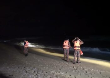 PASUKAN penyelamat melakukan operasi mencari dan menyelamat Naim Hariri Kamaruddin di pantai sebuah resort di Kelulut, Marang, malam tadi.