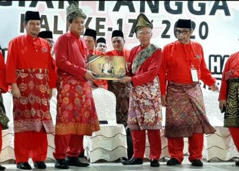 MOHAMAD Ali Mohamad (tiga dari kiri) menerima sebuah buku daripada Abdul Halim Abd. Samad (tiga dari kanan) ketika Mesyuarat Perwakilan UMNO Bahagian Tangga Batu di Baitul Tariq, Klebang Permai, Melaka. - UTUSAN/ AMRAN MULUP