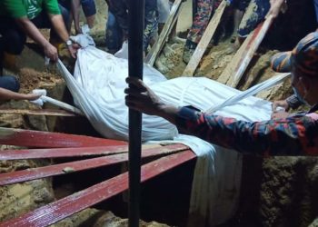 SEPASUKAN anggota bomba membantu menurunkan jenazah seorang wanita seberat 200 kilogram dalam pengkebumian di Kampung Lubok Bandung, Simpang Bekoh, Jasin, Melaka. - UTUSAN/ DIYANATUL ATIQAH ZAKARYA