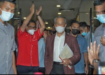 MUHYIDDIN Yassin selepas mempengerusikan mesyuarat MPT di ibu pejabat Bersatu di Yayasan Selangor, Petaling Jaya, malam ini. - UTUSAN/AMIR KHALID