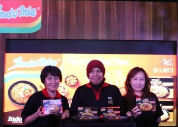 INDOFOOD mengesahkan Nunuk Nuraini (tengah) meninggal dunia kelmarin, namun tidak menjelaskan punca kematiannya. - AGENSI