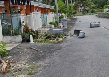 SUSPEK turut melanggar tong sampah dan pasu bunga rumah penduduk ketika melarikan diri ketika ditahan polis di PGBF di Felda Sungai Sibol, Kota Tinggi, Johor.