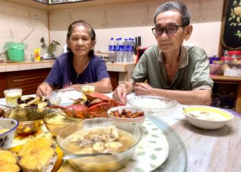 GAN Eh Chang dan isterinya Tan Siew Tuan memilih juadah masakan ala kampung sebagai menu makan besar perayaan Tahun Baru Cina di Kampung Cina, Che Pa, Kota Bharu, malam ini.
- UTUSAN/TOREK SULONG