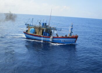 BOT nelayan Vietnam yang menceroboh perairan negara ditahan di kedudukan 65 batu nautika dari perairan Kuala Terengganu, pagi semalam.