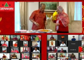 MUHYIDDIN Yassin menggaul Yee Sang sebagai simbolik sambutan Tahun Baharu Cina anjuran parti Gerakan secara maya hari ini.