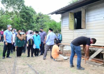 Al-Sultan Abdullah Ri’ayatuddin Al-Mustafa Billah Shah berkenan berangkat melawat pembinaan rumah di bawah program Rumah Bantuan Banjir di Kampung Sungai Ganchong di Pekan, Pahang hari ini. - UTUSAN/SHAIKH AHMAD RAZIF