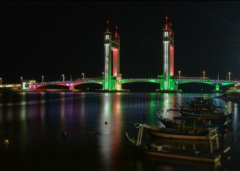 CAHAYA lampu berwarna bendera Palestin menghiasi mercu tanda ikonik Terengganu, jambatan