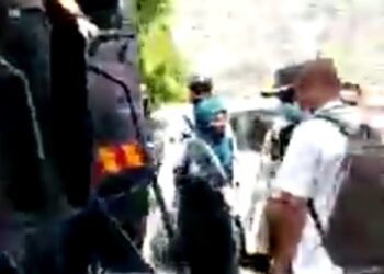 TANGKAP layar video memaparkan suasana di pekarangan Mahkamah Raub, Pahang semasa proses pihak berkuasa mendapatkan perintah tahanan reman 18 individu dipercayai pekebun haram yang menanam durian Musang King di Hutan Simpan Kekal (HSK) Batu Talam.