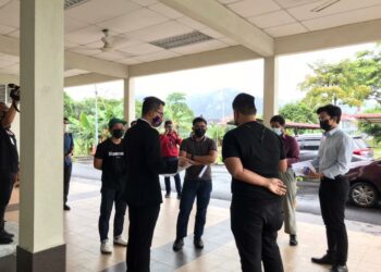 KELIMA-lima tertuduh berbincang bersama peguam mereka, Mohd. Fared Mohd. Khalid ketika dihadapkan ke Mahkamah Majistret Batu Pahat, di Johor. -UTUSAN/NUR ALINA HASSAN