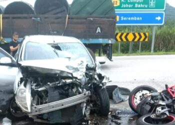 KEADAAN kemalangan yang mengorbankan nyawa seorang penunggang motosikal dalam kejadian di Kilometer 19, Jalan Seremban-Tampin, berhampiran persimpangan Sepri, Rembau petang tadi. - IHSAN PEMBACA