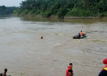 PASUKAN bomba melakukan operasi mencari dan menyelamat Mohamad Shafiq Ab Llah, 20, yang dikhuatiri lemas di Sungai Cerul di Kampung Lubuk Batu, Chukai di Kemaman, Terengganu, hari ini. 