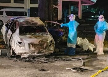 ANGGOTA bomba memakai PPE semasa menjalankan kerja-kerja pemadaman api sebuah kereta jenis Toyota Vios yang melanggar pokok dan terbakar menyebabkan tiga rentung di Jalan Masjid Negeri, Georgetown, Pulau Pinang.