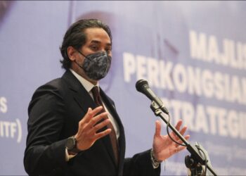 KHAIRY Jamaluddin berucap pada Majlis Perkongsian Strategik Program Imunisasi Covid-19 Kebangsaan (PICK) di Hotel Le Meridien, Putrajaya. - UTUSAN/FAISOL MUSTAFA