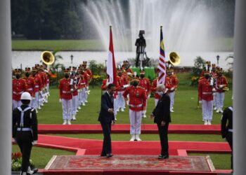 ISMAIL SABRI Yaakob (kiri) dan Joko Widodo ketika sambutan rasmi sempena lawatan ke Indonesia di Jakarta. – PMO