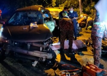 KEADAAN kereta yang terlibat kemalangan di Jalan Salak, Sungai Siput, Perak, semalam. - IHSAN JBPM