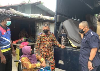 AHMAD Adnan Basri (kanan) bersama Ketua Balai Bomba dan Penyelamat (BBP) Teluk Intan, Mohd. Ismail Mohd. Yunus (tengah) berbual dengan Rohani Ahmad di Batu 7, Jalan Changkat Jong, Teluk Intan, Perak,  semalam.