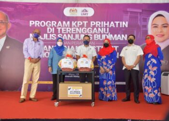 Noraini Ahmad (dua dari kiri) pada Program KPT Prihatin di Terengganu baru-baru ini.