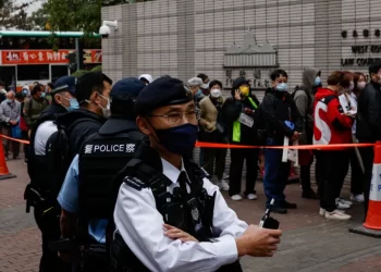 TERDAPAT kehadiran polis yang ramai di luar bangunan Mahkamah Majistret Kowloon Barat menjelang pembukaan perbicaraan ke atas 47 aktivis pro-demokrasi Hong Kong, hari ini. -REUTERS