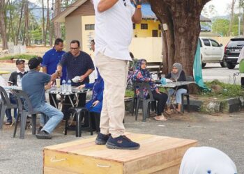 AHMAD Shabery Cheek menyampaikan ceramah di atas tong kayu pada 'Jelajah Atas Tong' di Pantai Kuala Kerteh, Kemasik, Kemaman, Terengganu, baru-baru ini.