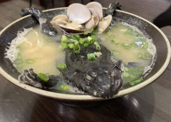 SUP ramen yang menyajikan seekor katak besar dijual di sebuah restoran di bandar Yunlin, Taiwan  baru-baru ini.-AGENSI