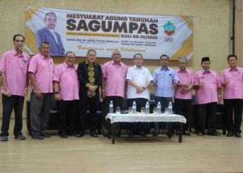 PRESIDEN Angkasa, Datuk Seri Dr. Abdul Fattah Abdullah (lima dari kiri) bersama Ahli Lembaga Pengarah Koperasi Guru Melayu Pahang Selatan Berhad (Sagumpas) selepas perasmian Mesyuarat Agung Tahunan ke-70 di Dewan Tun Razak, Temerloh baru-baru ini. – UTUSAN/SALEHUDIN MAT RASAD