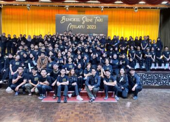 PESERTA Program Bengkel Seni Tari Melayu 2023 bergambar di Dewan Besar, Pusat Kebudayaan dan Kesenian Sultan Salahuddin Abdul Aziz Shah (PKKSSAAS), UPM, Serdang, baru-baru ini.