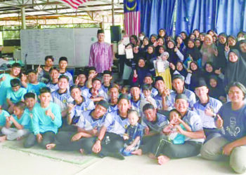 SEBAHAGIAN pelajar MRSM Sungai Besar bersama anak-anak yatim Pertubuhan Kebajikan Dan Bimbingan At-Taqwa di Puchong, Selangor.