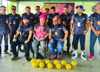 SAIFUDDIN Nasution Ismail (duduk tengah) bergambar dengan beberapa peserta Pertandingan Timbang Ribu Bola Takraw 2023 di Dewan Prospek Sidam Kanan (KEDA) Guar Lobak, Kulim, Kedah.