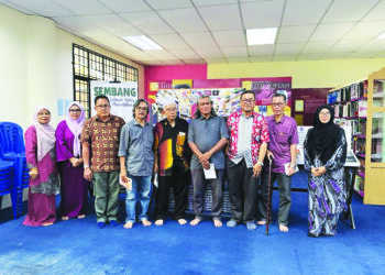 SHARIL Nizam Shaari (tiga dari kiri) dan sebahagian peserta yang menghadiri program pendedahan penerbitan buku dan pameran penghasilan pelbagai bahan media.