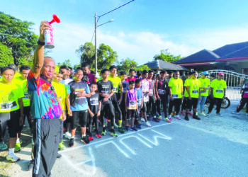 WAN Hassan Wan Ibrahim (kiri) melakukan pelepasan peserta ‘Hungga Sihat’ di kaki Bukit Peraksi Semerak, Pasir Puteh, Kelantan. – UTUSAN/TOREK SULONG