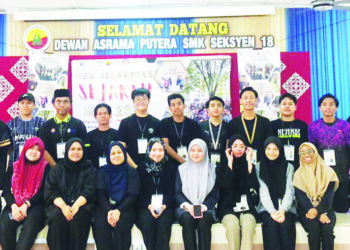 AHLI jawatankuasa Jabatan Sejarah, Universiti Malaya yang terlibat dalam Kem Selangkah Sejarah SPM di SMK Seksyen 18, Shah Alam.