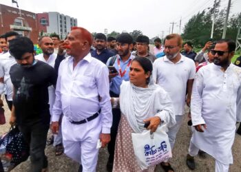 SHAHJAHAN Bhuiyan (tengah) dibebaskan dari penjara dari Penjara Pusat Dhaka minggu lalu.-AFP