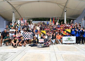 ANTARA pemenang dan peserta yang menyertai ‘Petaling Jaya International Remote Control Powerboat Championship 2023’ di Taman Tasik Bandaran Kelana Jaya baru-baru ini.