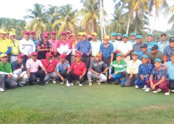 PEMAIN merakamkan kenangan di Kejohanan Golf Alligator Grand Finale 2022/2023 di Kelab Golf Tiara & Country, Jalan Gapam, Melaka. – UTUSAN/AMRAN MULUP