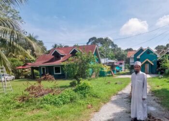 IBN Hazm Edinbry Ismail di hadapan Madrasah Ibn Hazm, Kampung Belt, Chenderong Balai yang belum ada pelajar mendaftar sesi tahun ini. - UTUSAN/AIN SAFRE BIDIN