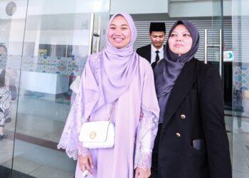 NURUL Shuhada Mat Shukri (kiri) diiringi peguamnya Norfarhana Abd. Manaf beredar daripada Mahkamah Rendah Syariah Shah Alam, Shah Alam, Selangor selepas selesai prosiding hari ini. UTUSAN / AFIQ RAZALI