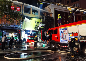 PASUKAN bomba memadam kebakaran di restoran yang meletup di bandar Yinchuan kelmarin.-AGENSI