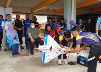 TUANKU Syed Faizuddin Putra Jamalullail (tengah) pada program Madani anak bangsa ‘ Membangun Potensi, Membina Masa Depan’ di Sekolah Menengah Kebangsaan (SMK) Guar Nangka baru-baru ini.-UTUSAN