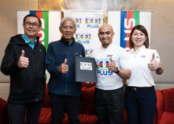 AZIZULHASNI Awang (dua, kanan) bersama Ketua Pegawai Eksekutif FNHB, Lim Yew Hoe (kiri), Pengerusi FNHB, Tengku Syarif Bendahara Perlis Syed Badarudin Jamalullail Ibni Almarhum Tuanku Syed Putra Jamalullail (dua, kiri) dan Leong Wai Yin. – IHSAN/100PLUS