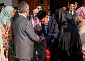 Anwar mengucapkan selamat menunaikan ibadah haji kepada Yang di-Pertuan Agong pada Majlis Upacara Keberangkatan baginda di Istana Negara pagi tadi.- Facebook Anwar Ibrahim