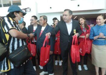 ANTHONY Loke memberi cenderamata MyAirlines kepada orang ramai di KLIA Terminal 2, Sepang, hari ini. - UTUSAN/FAISOL MUSTAFA