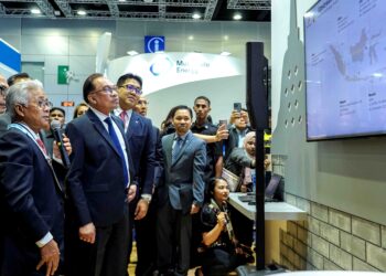 Anwar Ibrahim bersama Presiden dan Ketua Pegawai Eksekutif Kumpulan Petronas, Tan Sri Tengku Muhammad Taufik Tengku Kamadjaja Aziz melawat pameran selepas majlis pelancaran Persidangan Energy Asia 2023 di KLCC, Kuala Lumpur, semalam. – UTUSAN/FARIZ RUSADIO