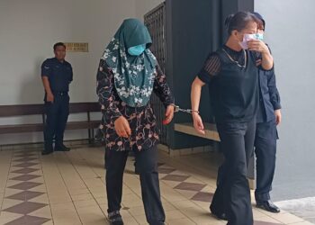 HAMIDAH Muhamad (kiri) mengaku tidak bersalah di Mahkamah Majistret Taiping atas 77 pertuduhan tipu jual beli tanah dan rumah membabitkan kerugian lebih RM350,000. - UTUSAN
