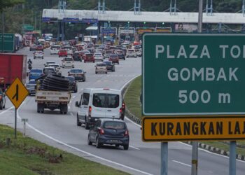 LEBIH 300,000 kenderaan menuju ke negeri-negeri di Pantai Timur bagi sambutan Hari Raya Aidiladha sejak Selasa hingga kelmarin. - UTUSAN/AMIR KHALID