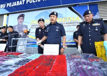 MOHD. Yusri  Hassan Basri (tengah) menunjukkan dadah yang dirampas dalam serbuan di Jalan Medan Ipoh kelmarin pada sidang akhbar di IPK Perak hari ini. - UTUSAN/MUHAMAD NAZREEN SYAH MUSTHAFA