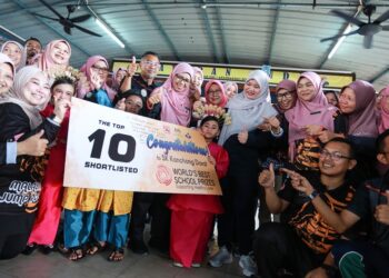 FADHLINA Sidek bersama pelajar SK Kanchong Darat yang terpilih dalam 10 Sekolah Terbaik Dunia 2023  pada Karnival Perpaduan Madani 2023 di Kuala Langat, Selangor, semalam. – UTUSAN/AFIQ RAZALI