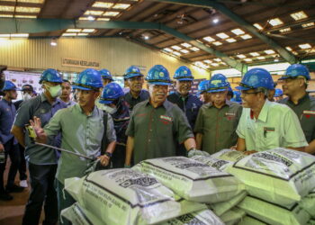 MOHAMAD Sabu (tengah) meninjau proses pembuatan baja bagi skim subsidi kerajaan oleh NAFAS di Kilang Malaysian NPK Fertilizer Sdn. Bhd. (MNFSB) di Gurun. -UTUSAN/SHAHIR NOORDIN