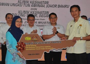 DR. ZALIHA MUSTAFA menerima replika kunci daripada
Timbalan Ketua Pengarah Kerja Raya (Sektor Bangunan) JKR, Ir. Badiozaman Ab. Khalik pada Majlis Penyerahan Projek Makmal Patologi, Klinik Kesihatan Palong Segamat dan Taman Ungku Tun Aminah di HSA, Johor Bahru.