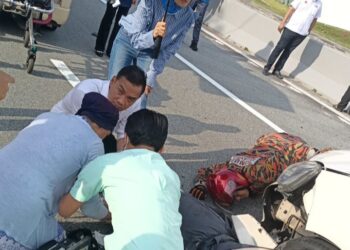 ONN HAFIZ GHAZI bersama-sama pasukan perubatan dan bomba membantu seorang penunggang motosikal yang mengalami kemalangan di Danga Bay, Johor Bahru.